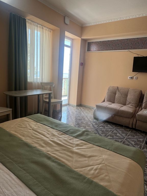 Четырёхместный номер стандарт с боковым видом на море без балкона