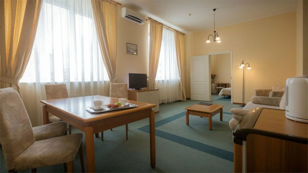 Двухместный номер с 2 отдельными кроватями двухкомнатный улучшенный