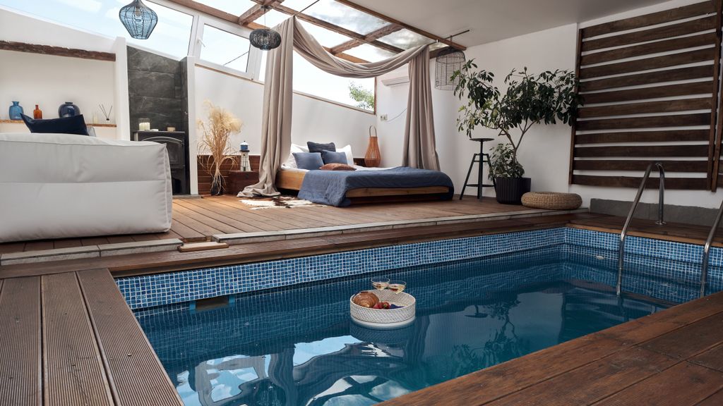 Семейный номер бунгало с бассейном