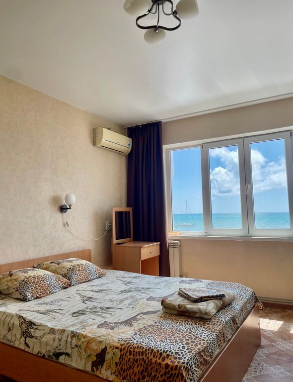 Трёхместный номер эконом с видом на море