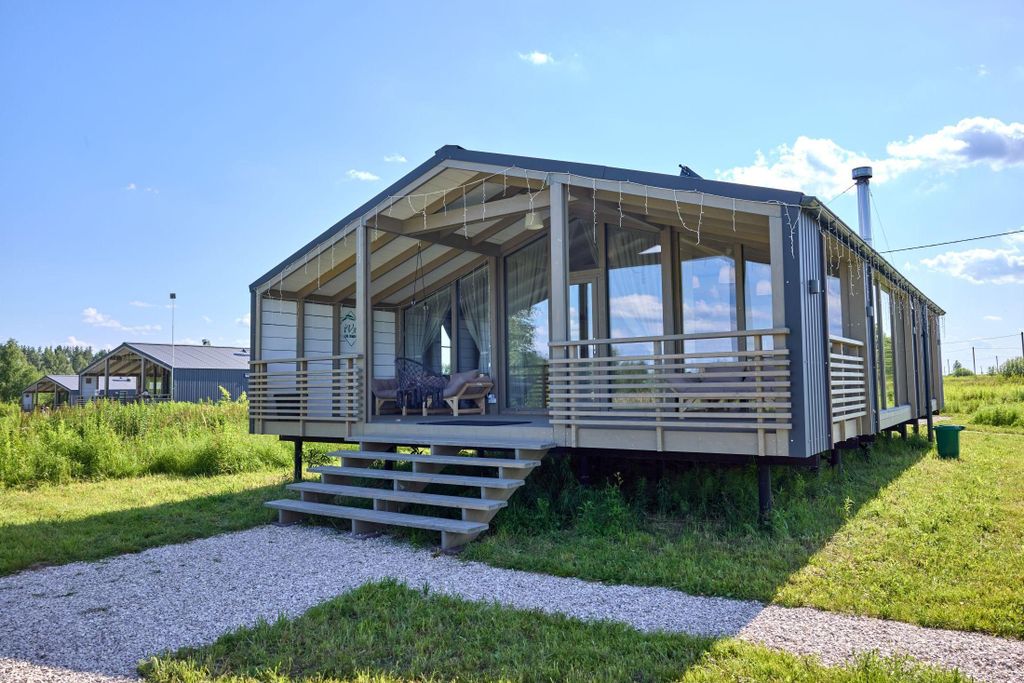 Дом дубльдом с 2 спальнями, кухней-гостиной и камином