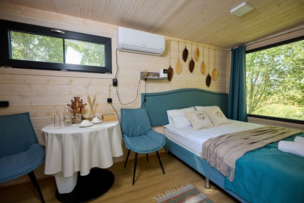 Дом среди деревьев с панорамным окном и террасой