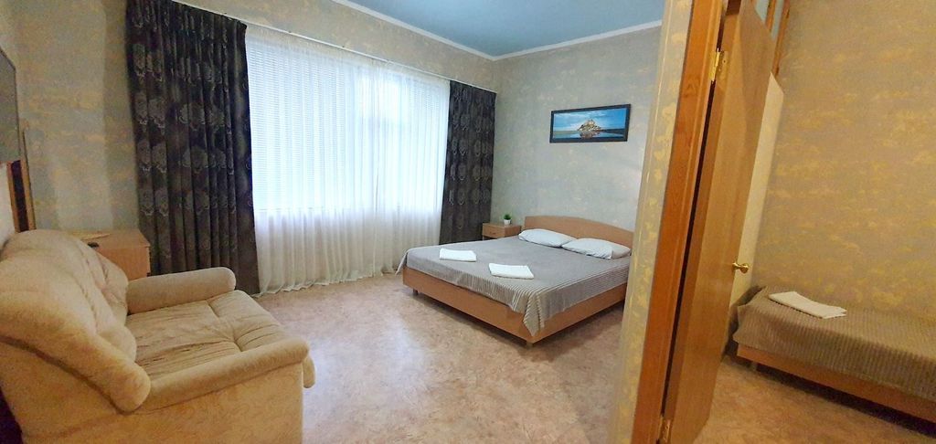 Четырёхместный номер двухкомнатный (до 4 чел)