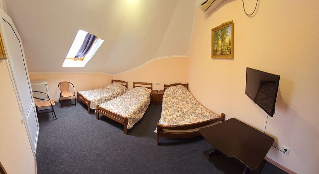 Трёхместный номер стандарт мансарда