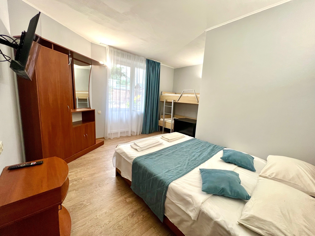 Четырёхместный номер на первом этаже