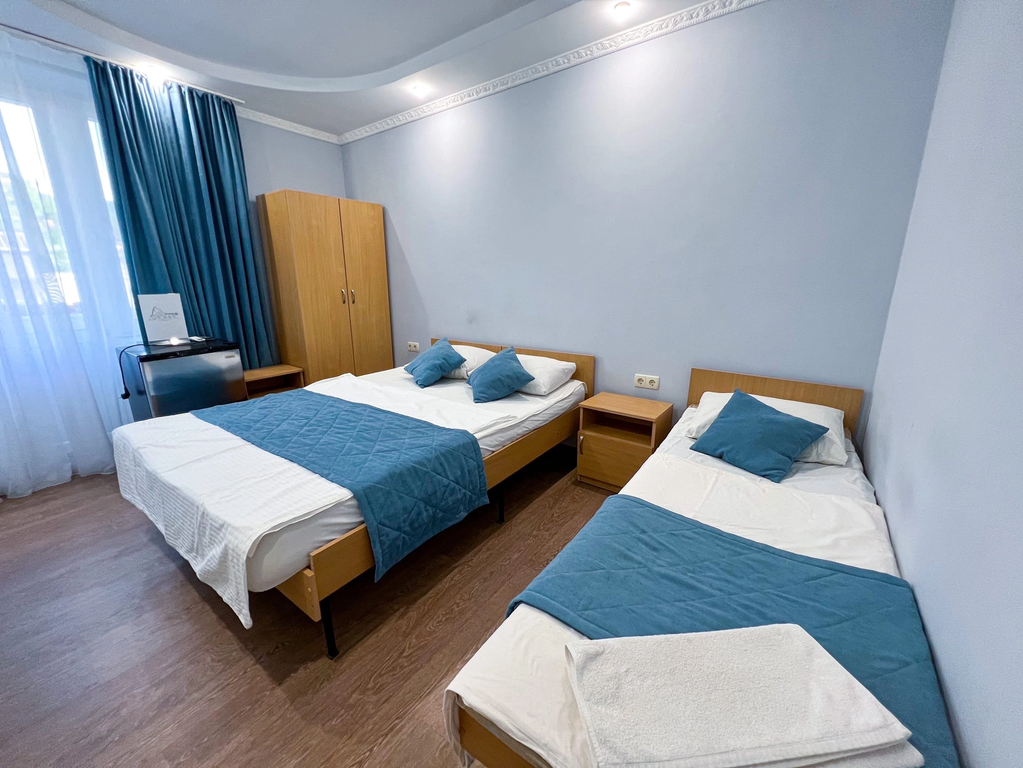 Трёхместный номер улучшенный с видом на горы