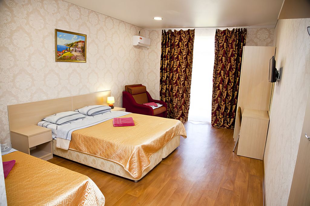 Трёхместный номер с балконом