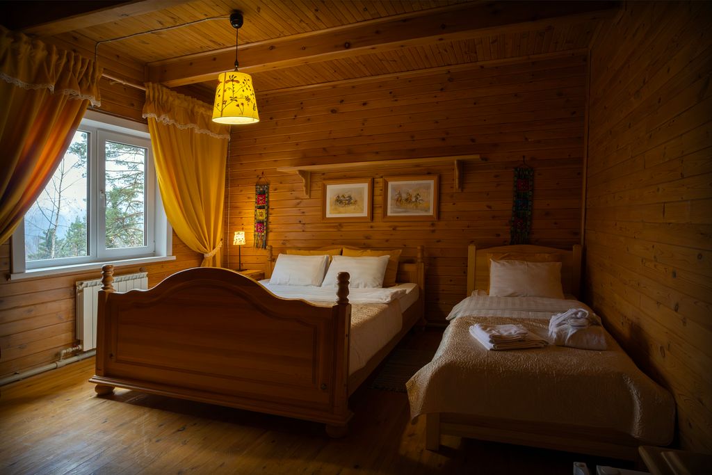 Трёхместный номер стандарт с видом на территорию с 2-спальной и 1-спальной кроватью