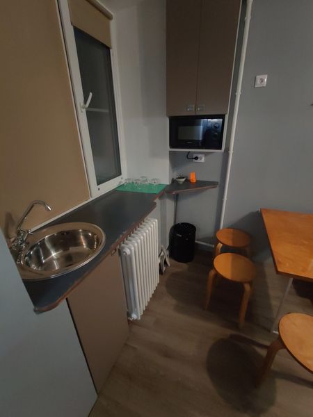 Кухня. Всё под рукой: раковина, микроволновка, плита, холодильник, обеденный стол. Компактно и удобно