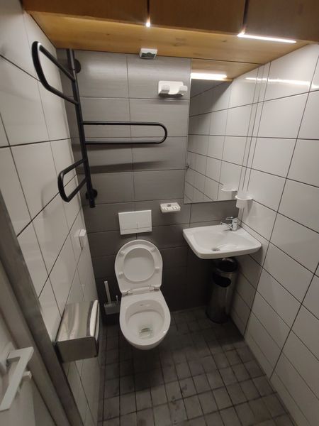 Санузел. Есть два режима освещения: общий свет и ночной вариант с подсветкой над раковиной