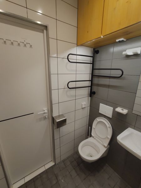 Санузел. А вот и крючочки для полотенец и электрический полотенце-сушитель