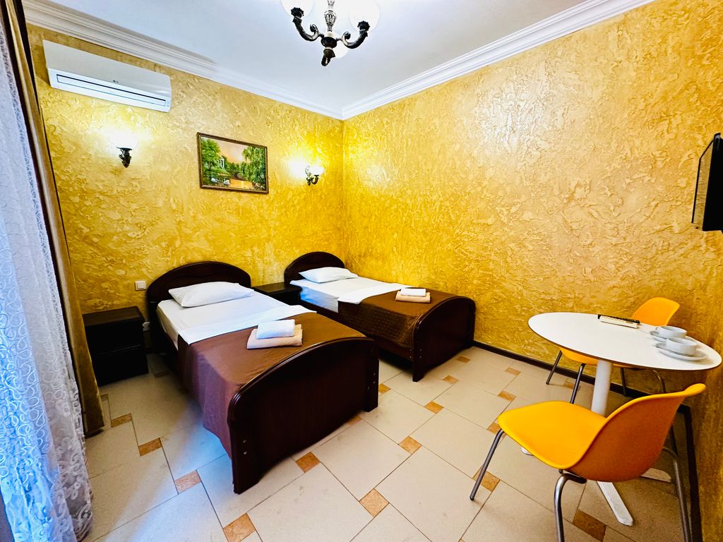 Двухместный номер с 2 отдельными кроватями Уютные номера на 1 этаже в гостевом доме "Эльбрус" на 1 линии в Адлере!