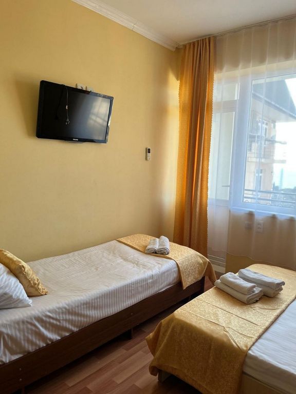 Трёхместный номер стандарт с видом на горы