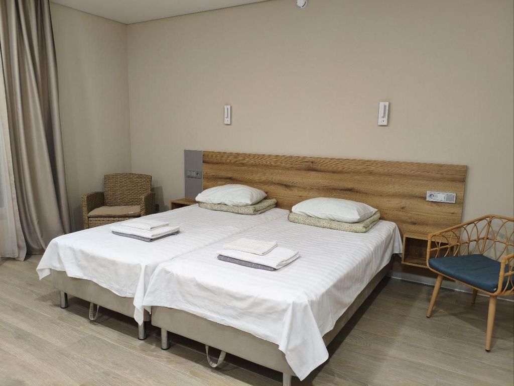 Двухместный номер с 1 кроватью или 2 раздельными улучшенный на первом этаже с двором