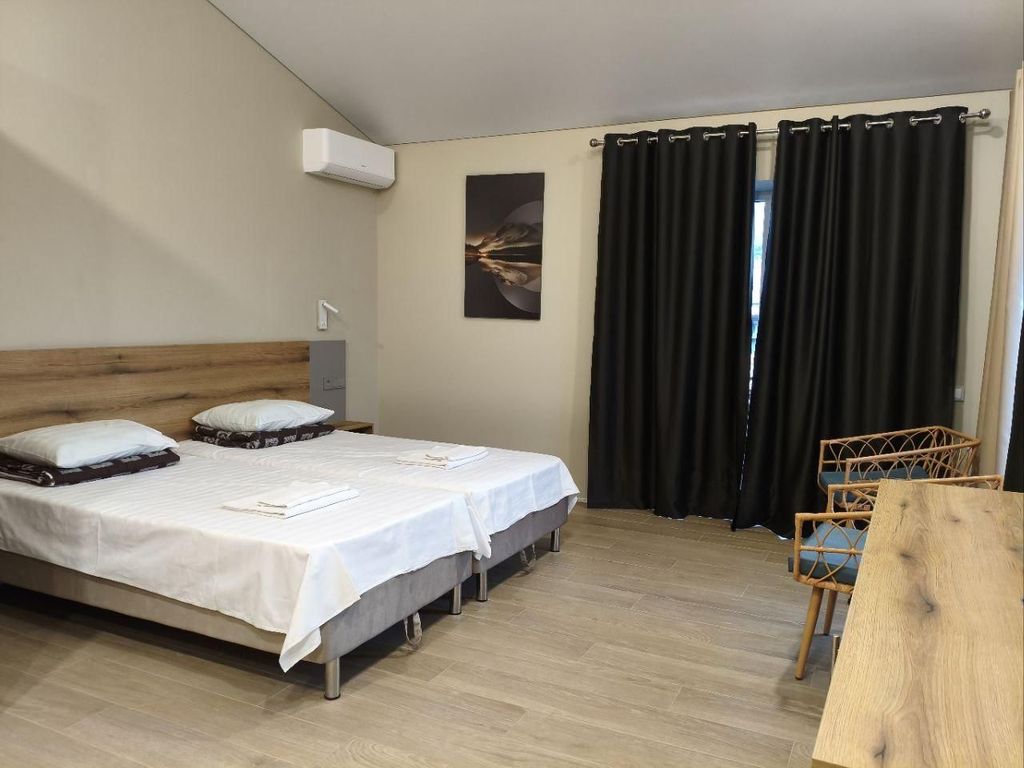 Двухместный номер с 1 кроватью или 2 раздельными улучшенный на втором этаже с балконом