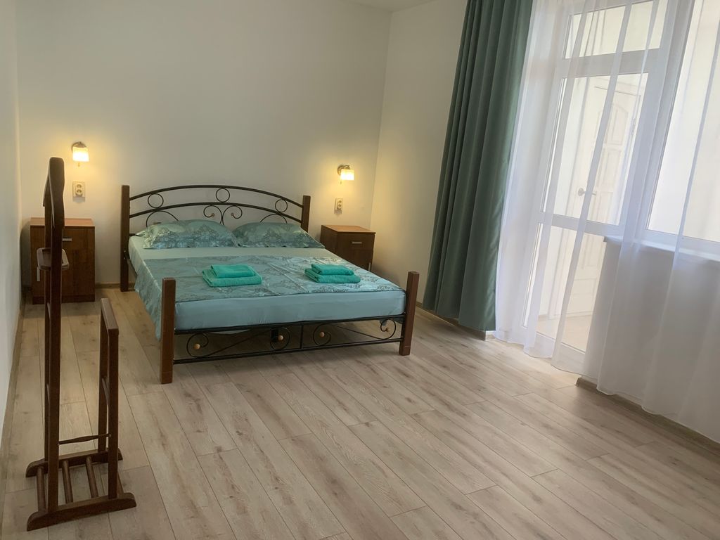 Трёхместный номер стандартный с балконом и общей кухней