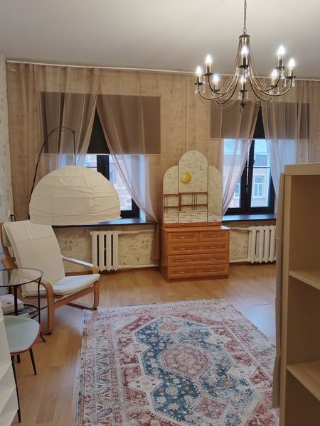 Толстые стеклопакеты помогут в случае шума на улице, шторы блэкаут актуальны в белые ночи актуал