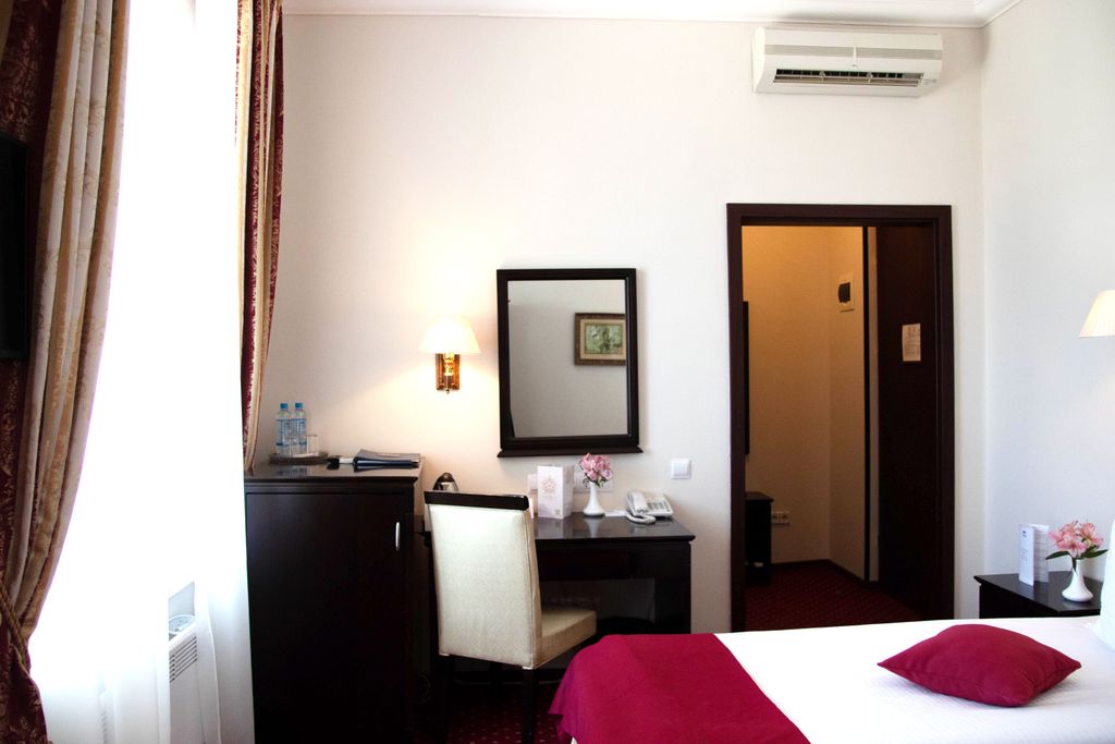 Двухместный номер с 2 отдельными кроватями Двухместный стандарт с двумя односпальными кроватями и видом на театр и море