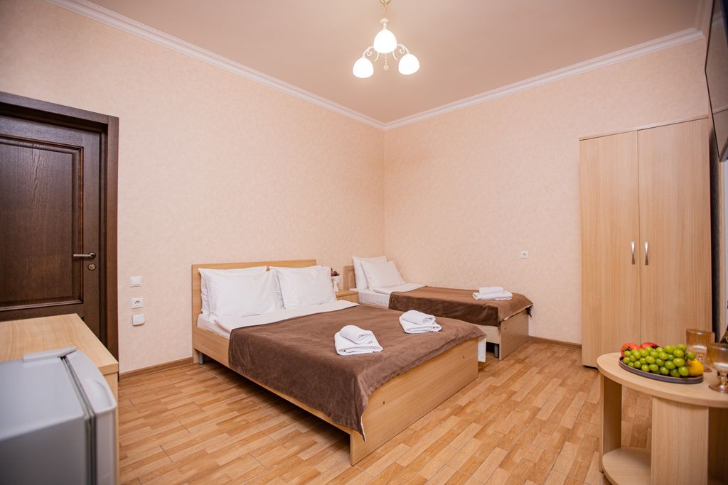 Трёхместный номер стандарт с двуспальной и односпальной кроватью и балконом