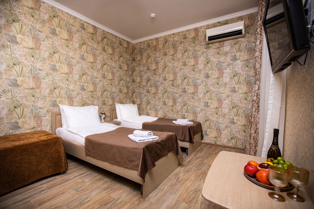 Трёхместный номер стандарт с двумя раздельными кроватями и балконом