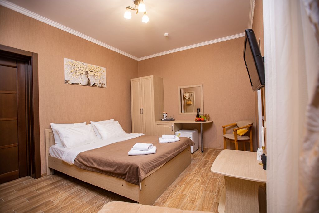 Трёхместный номер стандарт 3-местный с двуспальной кроватью и балконом