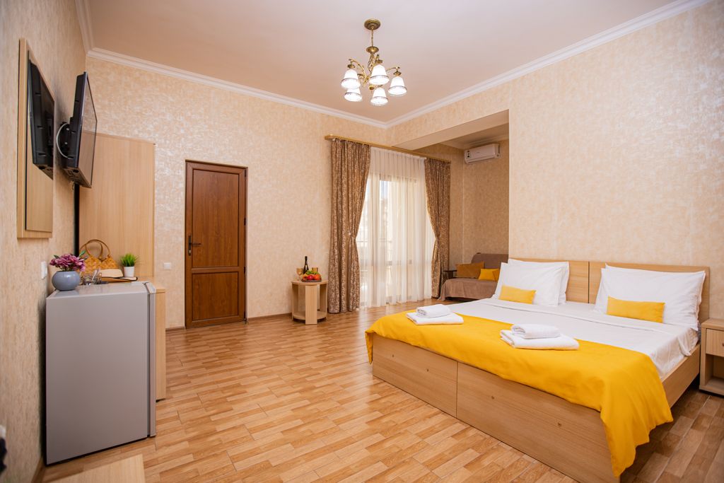 Четырёхместный номер Стандарт с двуспальной кроватью и балконом