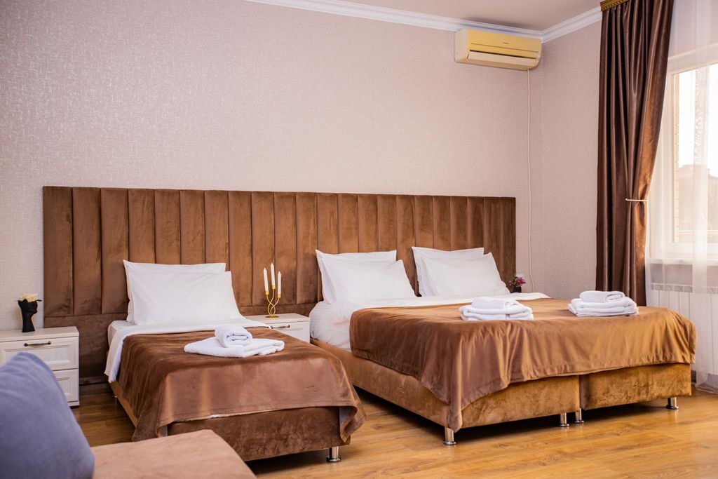 Четырёхместный номер сандарт с двуспальной и односпальной кроватями и балконом