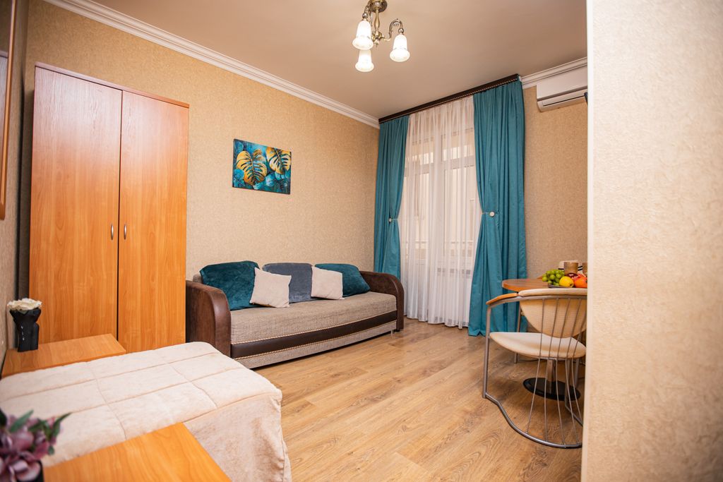 Семейный номер двухкомнатный до 6 гостей с балконом