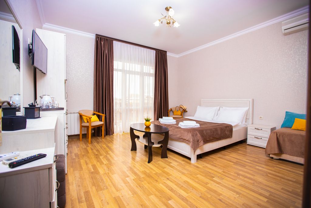 Семейный номер с двумя изолированными спальнями до 6 гостей с балконом