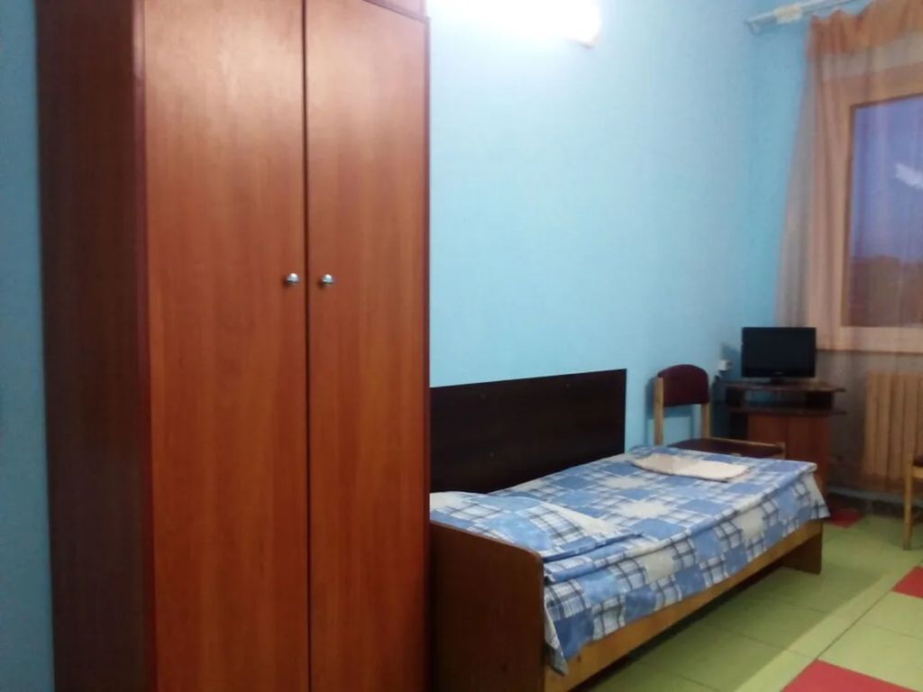 Трёхместный номер эконом-класса с общей ванной комнатой