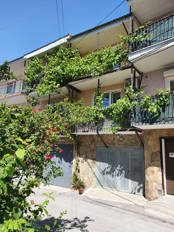 Дом Катедж с камином