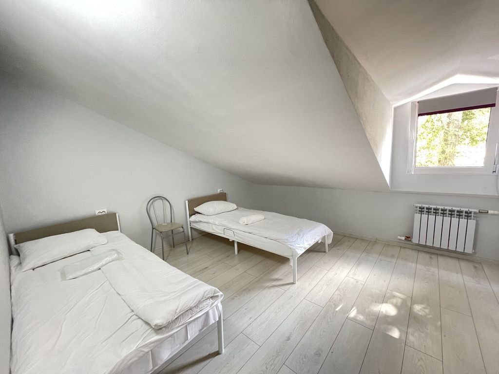 Двухместный номер с 2 отдельными кроватями с с/у на этаже