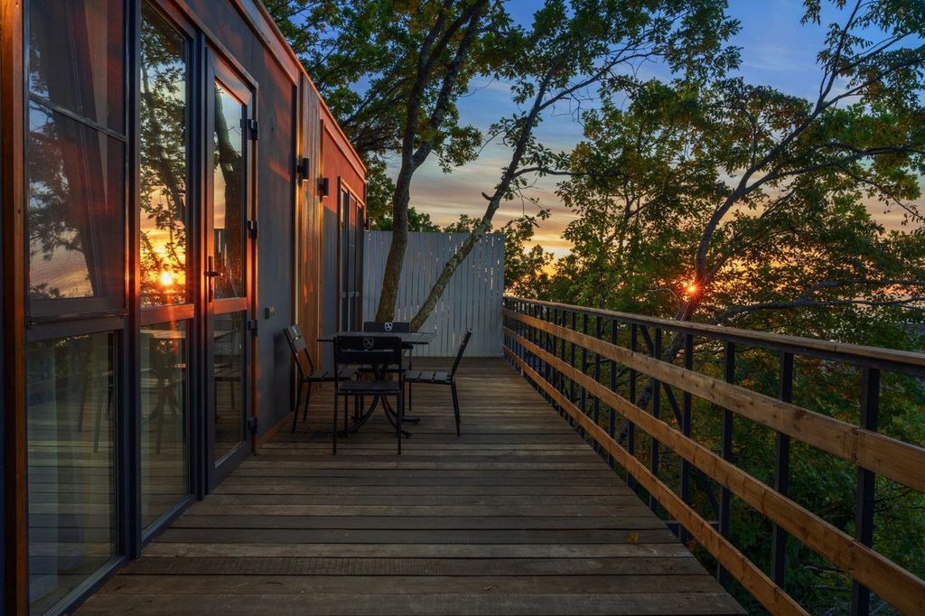 Дом двухкомнатный с видом на море и индивидуальной террасой, с кухонной зоной