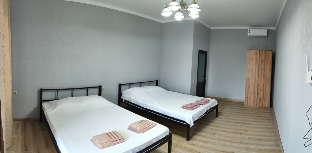 Четырёхместный номер стандарт с видом на горы