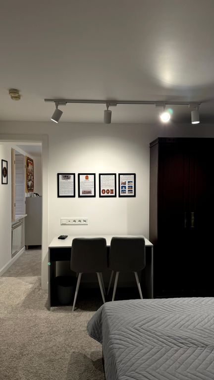 Трёхместный номер с видом на оживленный дворик кафе