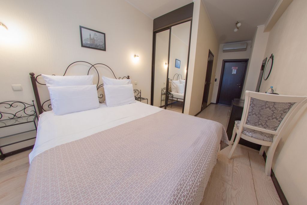 Двухместный номер с 1 кроватью стандарт+ двухместный с 1 кроватью