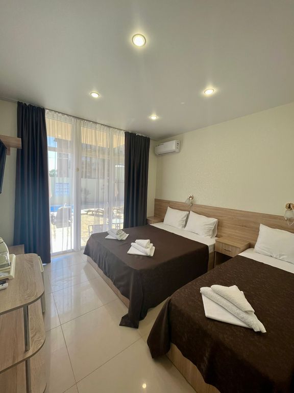 Трёхместный номер стандарт с выходом к бассейну