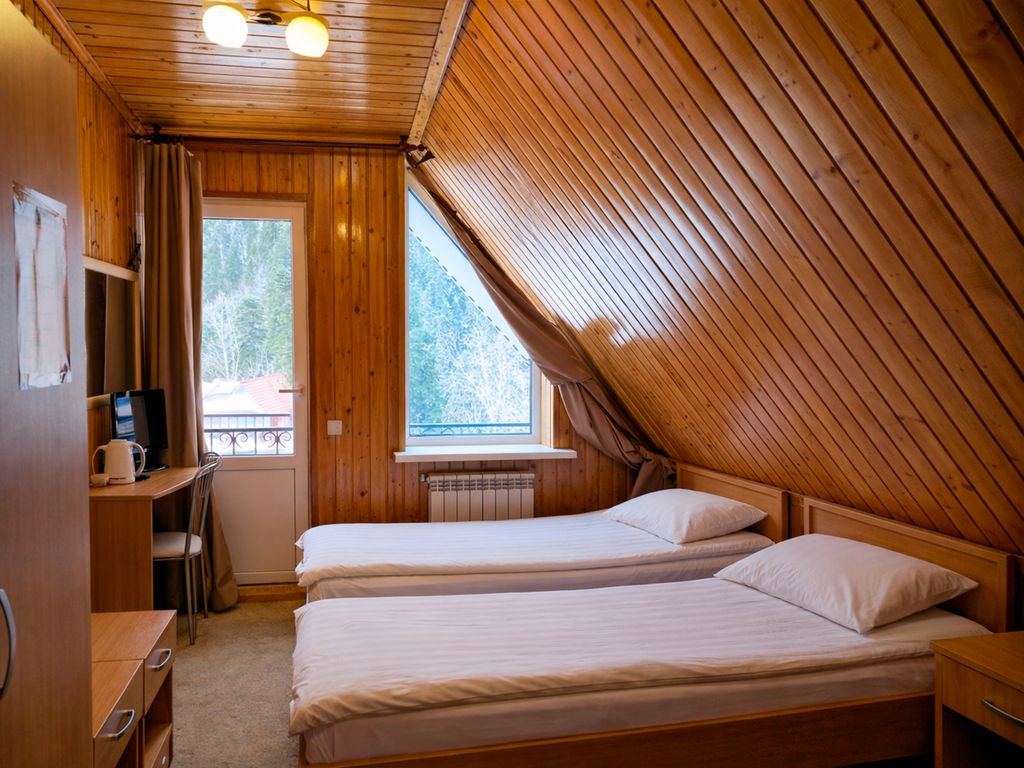 Двухместный номер с 2 отдельными кроватями Стандарт мансардный с видовым балконом