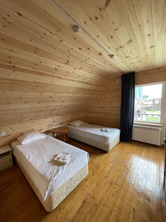 Двухместный номер с 2 отдельными кроватями Двухместный стандарт с балконом, 2 этаж