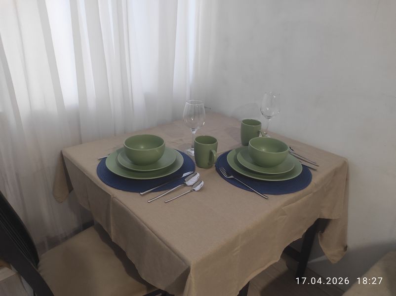 Имеется комплект посуды на 3 персоны