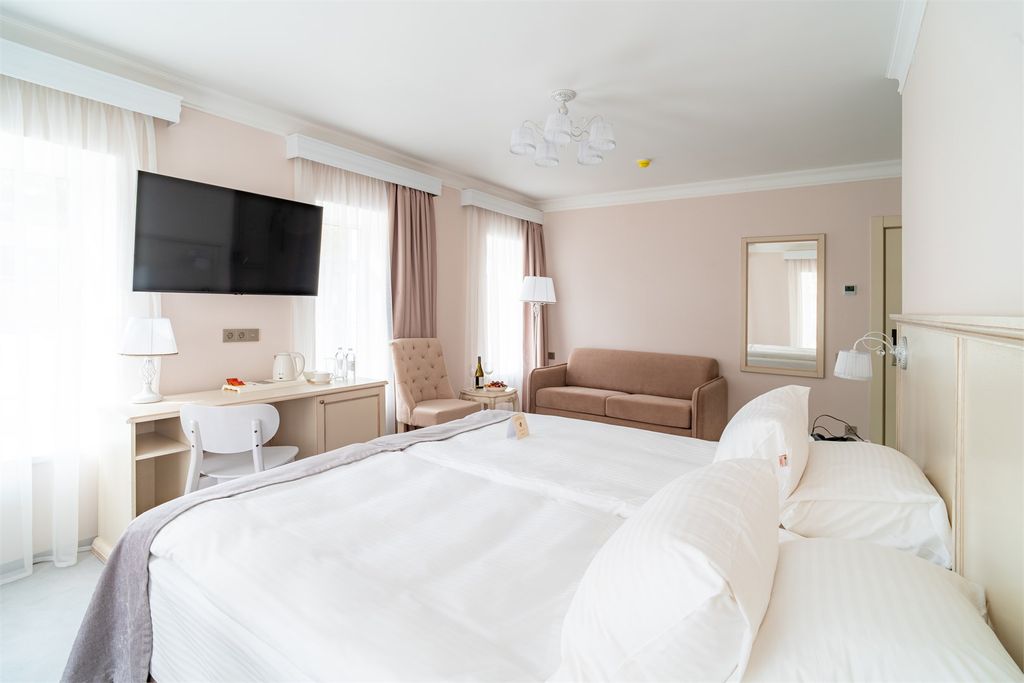 Трёхместный номер премиум делюкс Нумера купца Озерова 5*