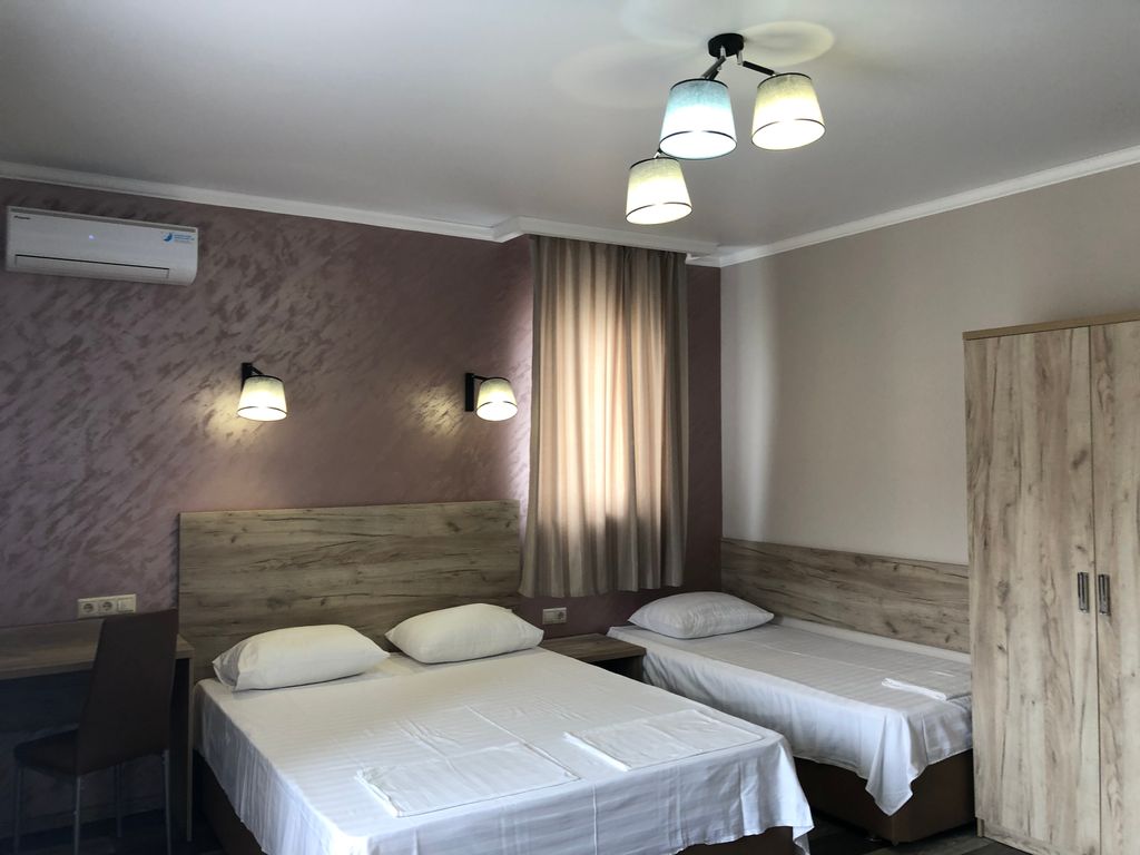 Семейный номер Семейный пятиместный с балконом