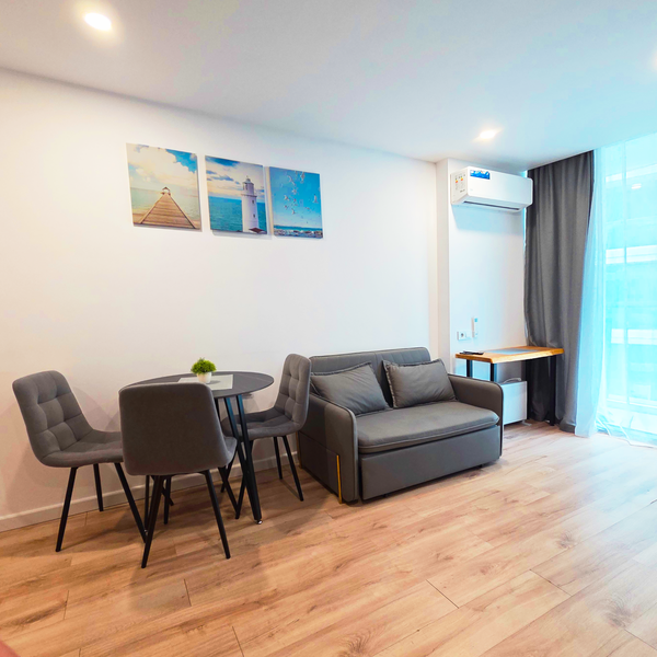 Уютная гостиная с продуманными местами для хранения вещей — шкафы и полки позволяют удобно разместить одежду и личные принадлежности. Комфортное пространство для отдыха без лишнего беспорядка.