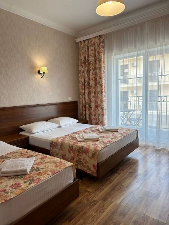 Трёхместный номер Трехместный стандарт с балконом