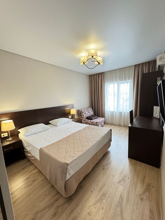 Трёхместный номер стандарт без балкона с двуспальной кроватью или двумя односпальными кроватями и раскладным креслом