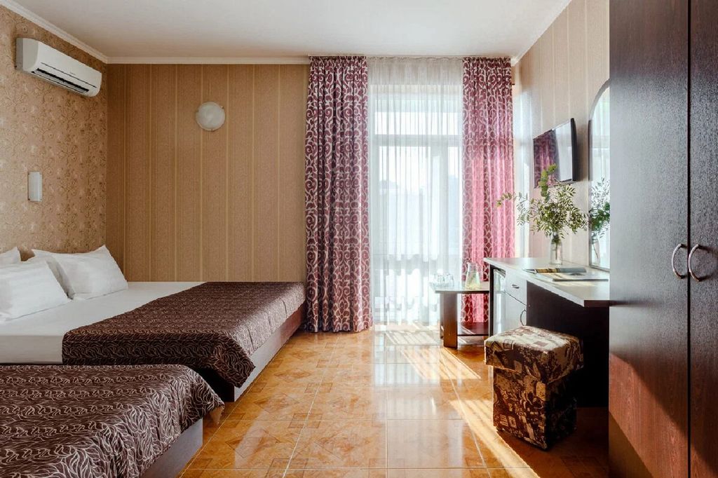 Четырёхместный номер Полулюкс 4-местный с балконом на мансарде