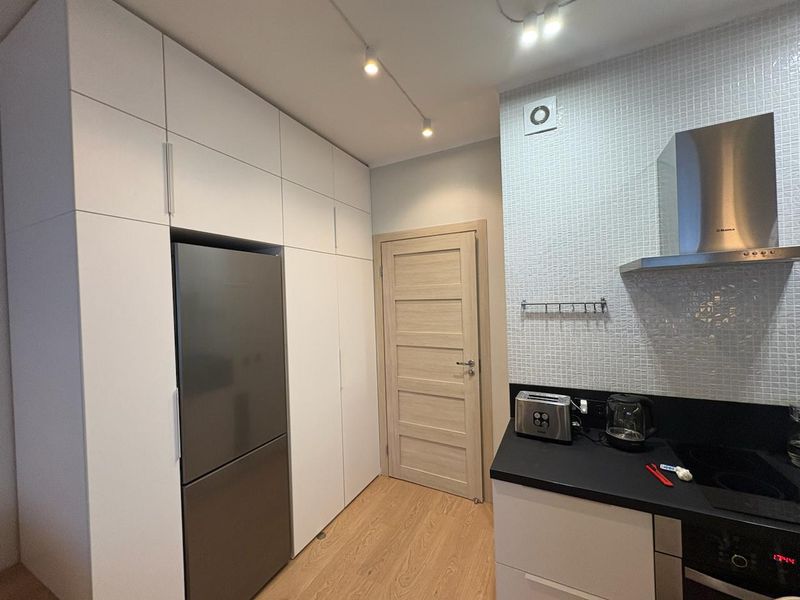 Большое количество шкафов и ниш для хранения вещей 