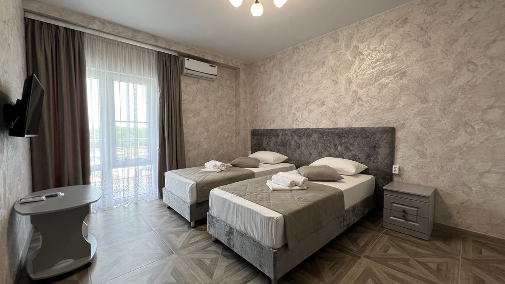 Четырёхместный номер семейный (две односпальные кровати и двухярусная кровать)