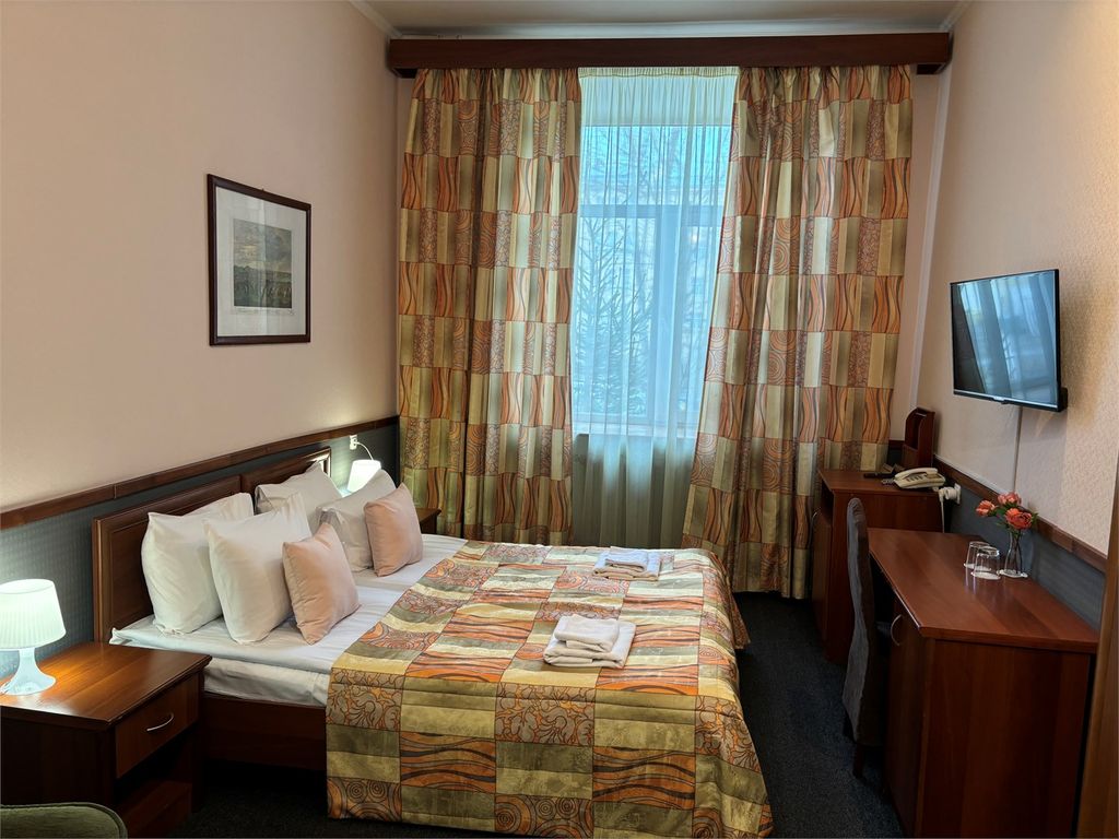 Двухместный номер с 1 кроватью эконом (удобства в блоке рядом с номером)