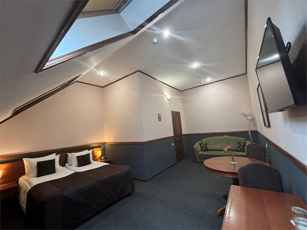 Двухместный номер с 1 кроватью улучшенный с мансардным окном